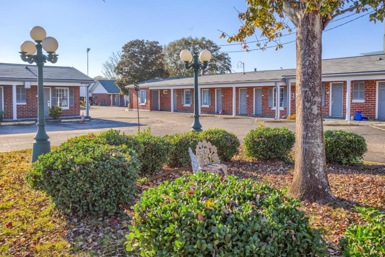 Adams Motel *
