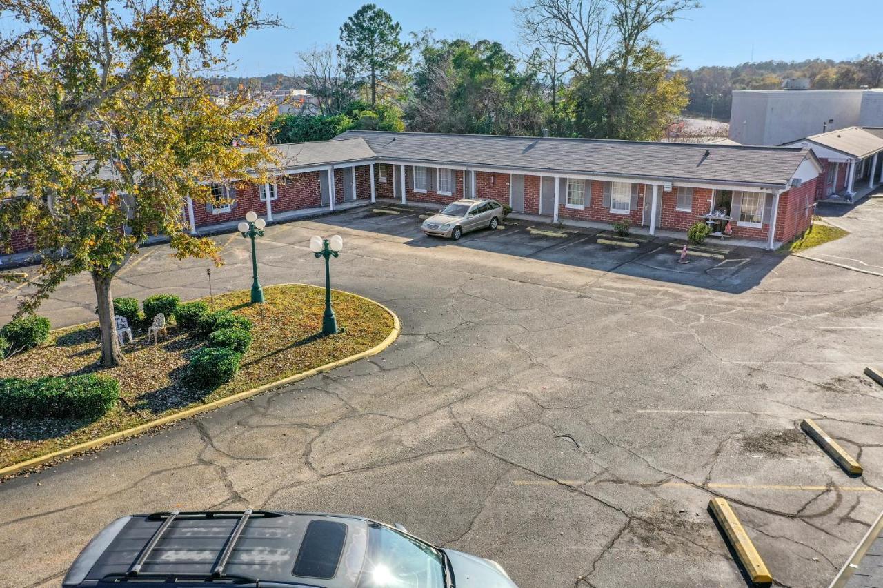 Adams Motel